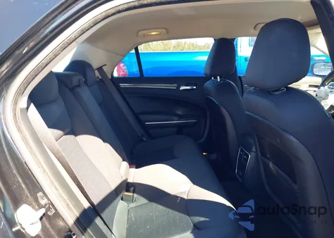 2019 Chrysler 300 Touring z USA, uszkodzony, nr VIN 2C3CCAAG8KH660344